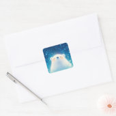 Baby ijsbeer rustend in zachte gras vierkante sticker (Envelop)