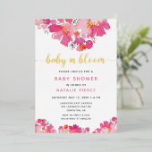 Baby in Bloom Baby shower Roze Floral Waterverf Folie Uitnodiging (Staand Voorkant)