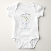 Baby in Bloom Blauwe Wilde Bloemen bloemstuk Romper (Voorkant)