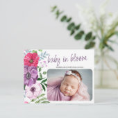 Baby in Bloom Paars Pink Flowers Foto Birth Aankondigingskaart (Staand voorkant)
