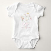 Baby in Bloom Roze Wilde Bloemen bloemstuk Romper (Voorkant)