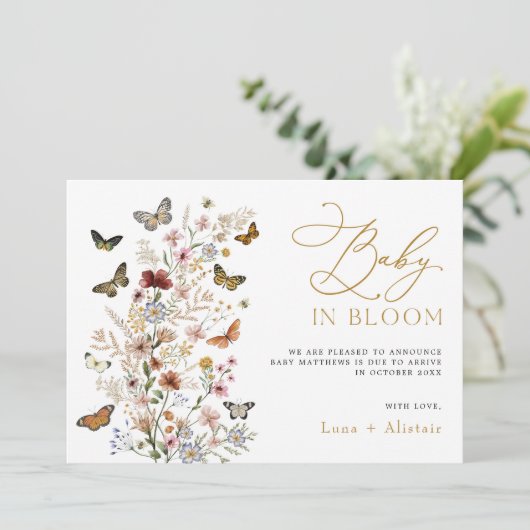 Baby in Bloom Wildflower zwangerschapsaankondiging Kaart (Staand voorkant)