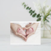 Baby in de handen van de moeder briefkaart (Staand voorkant)