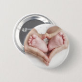 Baby in de handen van de moeder ronde button 5,7 cm (Voorkant /achterkant)