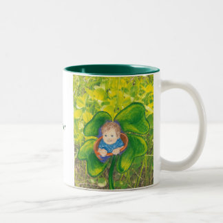Baby in een klaverveld. tweekleurige koffiemok