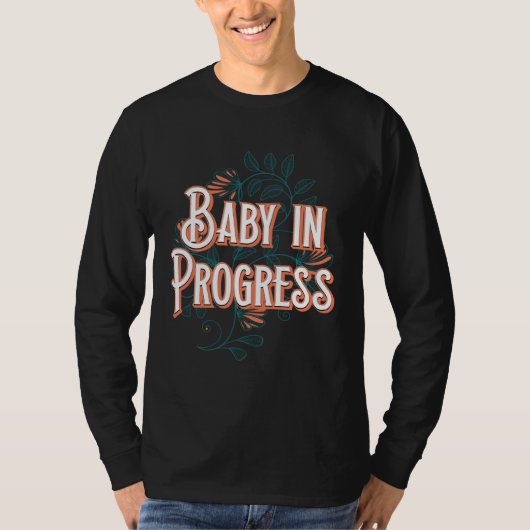 Baby in Progress New Mom Pregnancy Announcement Mo T-shirt (Voorkant)