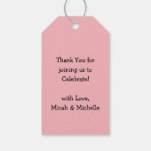 Baby is een gradenschoen met een gothisch roze mei cadeaulabel (Achterkant)