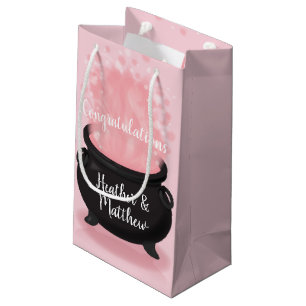 Baby is een gradenschoen met een gothisch roze mei klein cadeauzakje
