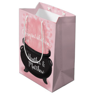 Baby is een gradenschoen met een gothisch roze mei medium cadeauzakje