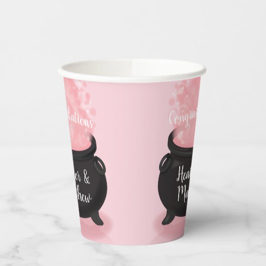 Baby is een gradenschoen met een gothisch roze mei papieren bekers (Links)