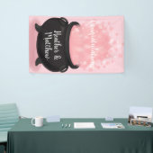 Baby is een gradenschoen met een gothisch roze mei spandoek (Beurs)