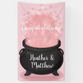 Baby is een gradenschoen met een gothisch roze mei spandoek (Verticaal)