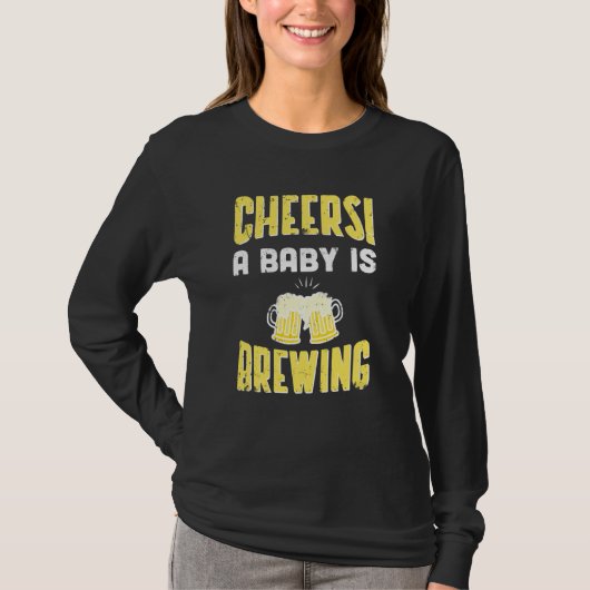 Baby is grappige aankondiging van zwangerschap t-shirt (Voorkant)