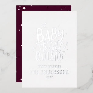 Baby is koud buiten de moderne, minimale kerstmis folie feestdagenkaart