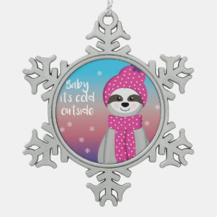 Baby is koud buiten de sleuf tin sneeuwvlok ornament