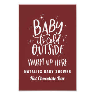 Baby is koud buiten de warme chocoladebar foto afdruk