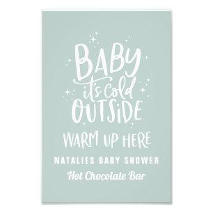 Baby is koud buiten de warme chocoladebar foto afdruk