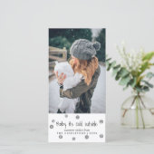 Baby is koud buiten eenvoudige script vakantie fot feestdagenkaart (Staand voorkant)