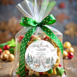 Baby is koud buiten het bos ronde sticker