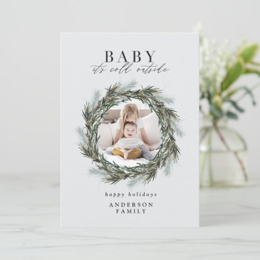 Baby is koud buiten kerstfotokaart aankondiging (Staand voorkant)