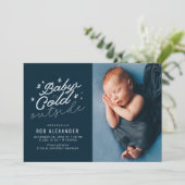 BABY ITS KOUDE BUITEN Kerstmis geboorte aankondigi Feestdagenkaart (Staand voorkant)