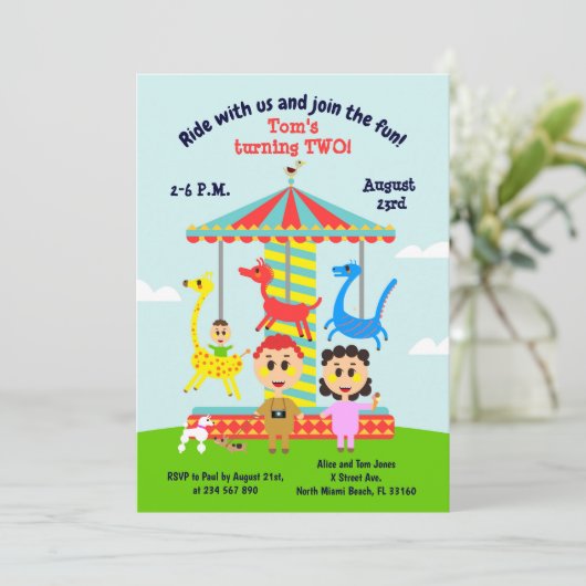 Baby jongen tweede verjaardag, vrolijk rondfeest i kaart (Staand voorkant)