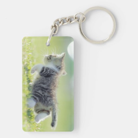 Baby kat op grasveld. sleutelhanger (achterkant)