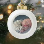 Baby-kerstscript voor eerste kerstmis keramische bal ornament<br><div class="desc">Baby foto eerste kerstscript keramische kerstbal-versiering. Pas uw favoriete foto,  naam en datum aan met uw favoriete baby en maak een unieke gave voor geheugen en keepomwille.</div>