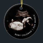 Baby kerstzwangerschap Binnenkort foto Keramisch Ornament<br><div class="desc">Snel baby kerstbevruchting binnenkort Fotokeramisch Ornament Kan volledig worden aangepast aan uw behoeften. © Gorjo Design. Gemaakt voor je via het Zazzle platform. // Hulp nodig bij het aanpassen van uw ontwerp? Heb je andere ideeën? Neem contact met mij op via de knop hieronder.</div>