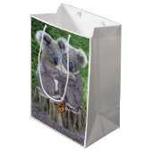 Baby Koala Beer Huggies Medium Cadeauzakje (Voorkant Gekanteld)