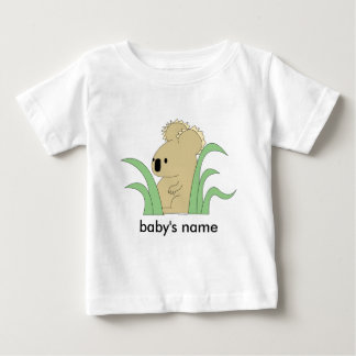 baby koala in t-shirt met eucalyptus