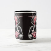 Baby Koe in een stijlvol Pet versierd met roze blo Tweekleurige Koffiemok (Center)