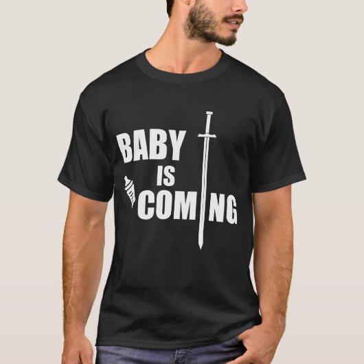 Baby Komt Grappig Cadeau voor vaders T-shirt (Voorkant)