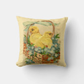 Baby kuikens in een paasmand kussen (Voorkant)