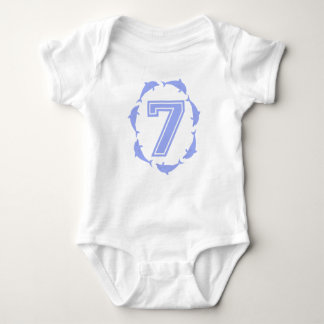 Baby leert nummer 7 in het blauw romper