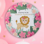 Baby Leeuwmammie om de knoop voor baby shower te w Ronde Button 5,7 Cm<br><div class="desc">Cute baby lion with mammie to be and ma's naam eronder. Licht en donkerroze oerwouden bloemen met oerwouden bladeren en kannen versieren de buitenkant. Perfect voor de lionthemasdouche van het meisje met een baby-meisje / oerwoud / safari.</div>