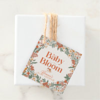 Baby ligt in het Bloom Boho Wildflower Baby shower