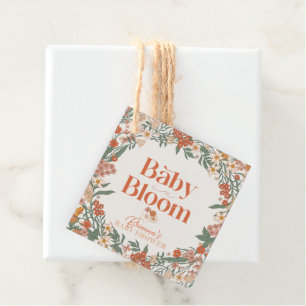 Baby ligt in het Bloom Boho Wildflower Baby shower Bedankjes Labels
