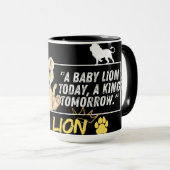 Baby Lion Mok - Van welp tot koning (Voorkant rechts)