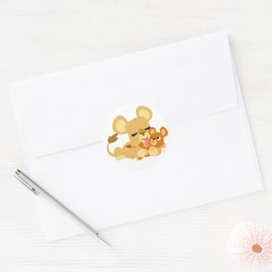 Baby Lion's Bath ronde sticker (Envelop)