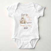 Baby Matchende Beer Onze Eerste Moederdag Samen Romper (Voorkant)