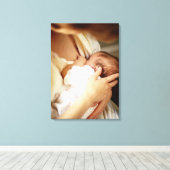 Baby meisje dat borstvoeding geeft (1-3 maanden) canvas afdruk (Insitu (Houten vloer))