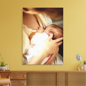 Baby meisje dat borstvoeding geeft (1-3 maanden) canvas afdruk (Insitu (Woonkamer))