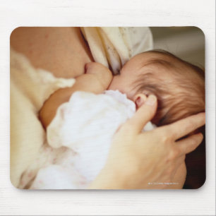 Baby meisje dat borstvoeding geeft (1-3 maanden) muismat