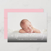 Baby Meisje Een Speciale Levering Script Roze Gebo Aankondigingskaart (Voorkant / Achterkant)