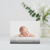 Baby Meisje Een Speciale Levering Script Roze Gebo Aankondigingskaart (Staand voorkant)