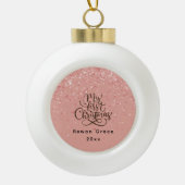 Baby Meisje Eerste Kerstmis Roze Aangepaste Naam Keramische Bal Ornament (Voorkant)