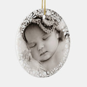 Baby Meisje Eerste Kerstmis Witte Berry Krans Roze Keramisch Ornament (Rechts)