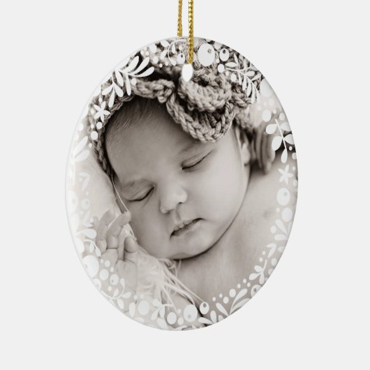 Baby Meisje Eerste Kerstmis Witte Berry Krans Roze Keramisch Ornament (Rechts)