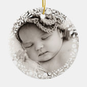 Baby Meisje Eerste Kerstmis Witte Berry Krans Roze Keramisch Ornament (Voorkant)